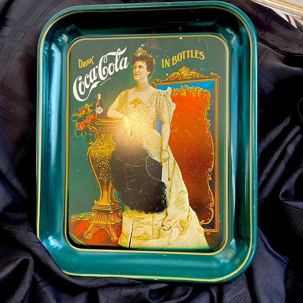 Collectors item: Coca-Cola tray from 1975.